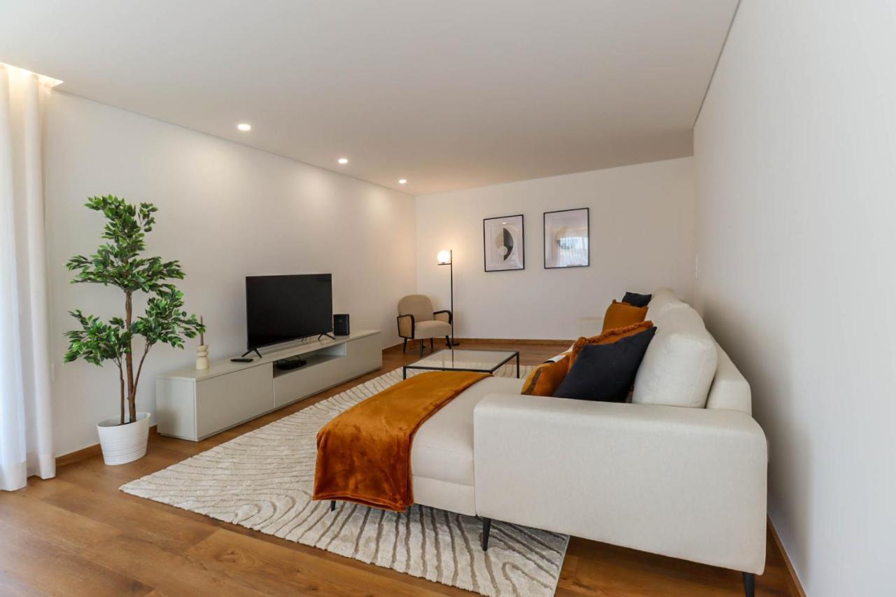 Viana's Heart - Spacious Modern Ap. Near Center *